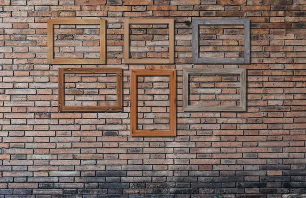 Vintage fotolijsten op bakstenen muur voor interieur of achtergrond. — Stockfoto