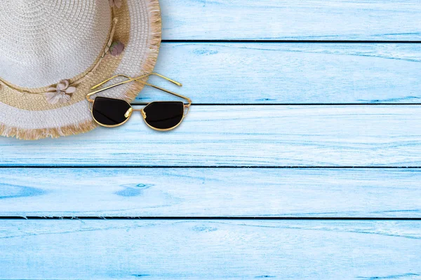 Conceito Verão Chapéu Palha Óculos Sol Fundo Madeira Azul Vista — Fotografia de Stock