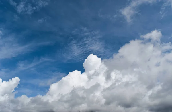 Céu azul com nuvens. — Fotografia de Stock