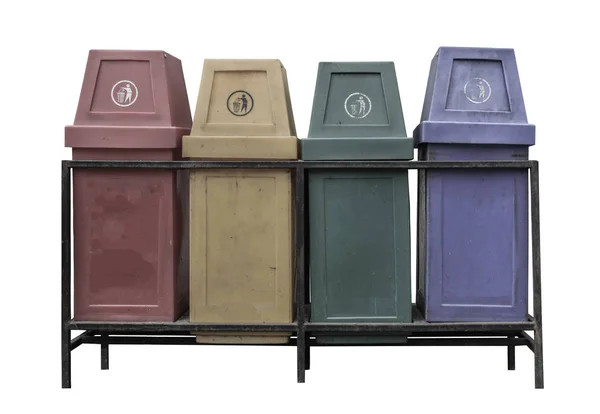 四个色彩斑斓的回收箱，白色背景隔离。 带有裁剪路径. — 图库照片