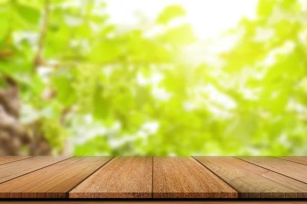 Pusty Drewniany Stół Zielonym Tle Natura Niewyraźne Wyświetlania Produktu — Zdjęcie stockowe