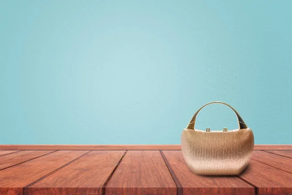 Kvinnors Handväska Träbord Med Blå Bakgrund — Stockfoto