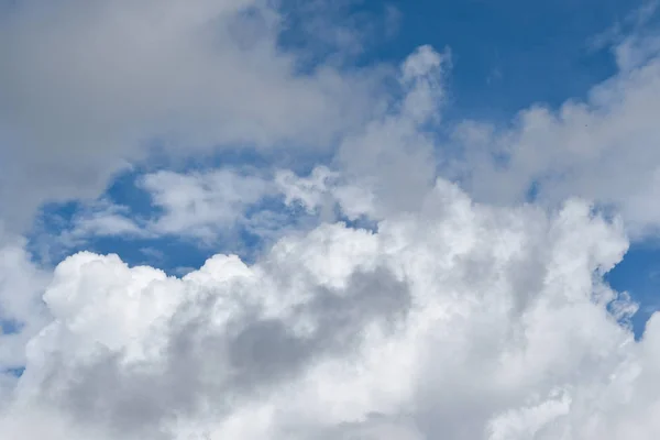 Blauwe lucht met wolken. — Stockfoto