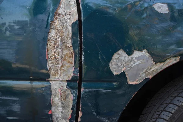 Közelkép a repedezett és hámló festék egy régi autó — Stock Fotó