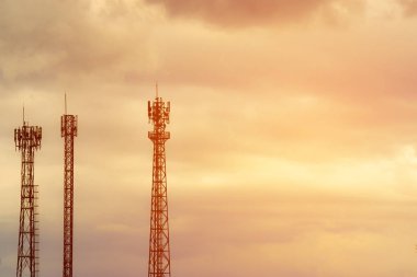 Gün batımında gökyüzü arka planında siluet sinyal anten kulesi. Gece gökyüzünde mobil iletişim antenleri silueti