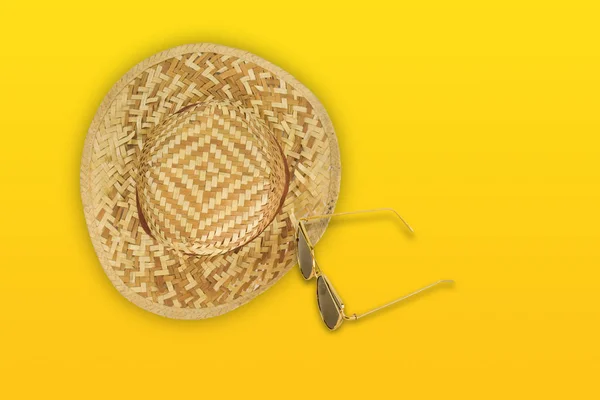 Cappello Sole Occhiali Sole Nero Marrone Sfondo Giallo Concetto Viaggio — Foto Stock