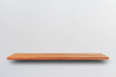 Ön manzara boş ahşap raf ve gri duvar. Tasarım konsepti
