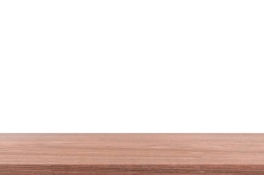 Ahşap raf masası beyaz arka planda izole edilmiş. Reklam için boş ahşap veya ekran ürünü.