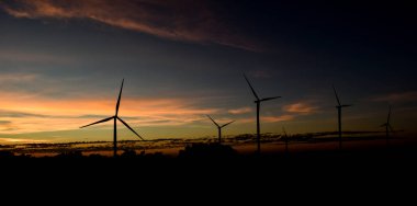 Gün batımında siluet rüzgar türbinleri