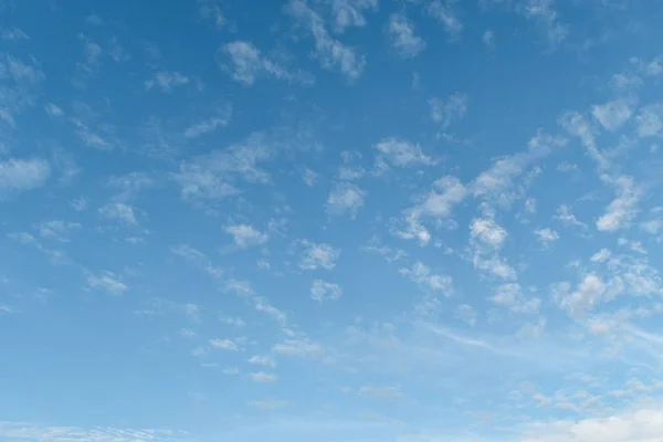 Vzdušné mraky na modré obloze. Krásné cirrus mraky na pozadí — Stock fotografie