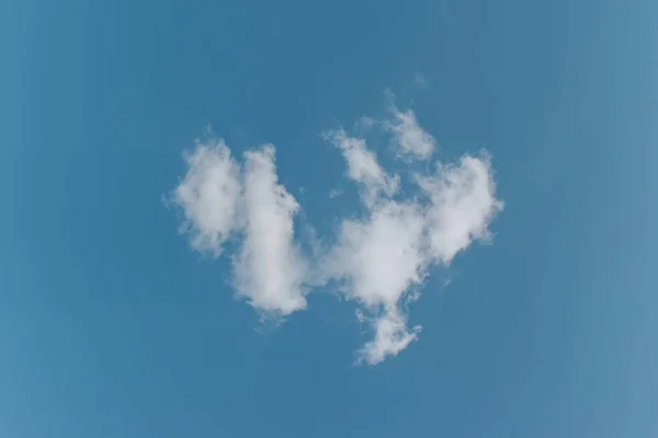 Einzelne Weiße Wolke Auf Blauem Himmel Hintergrund — Stockfoto