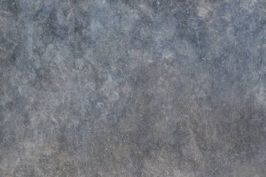 Endüstriyel inşaatta çatlak ve lekeli bir beton duvar.