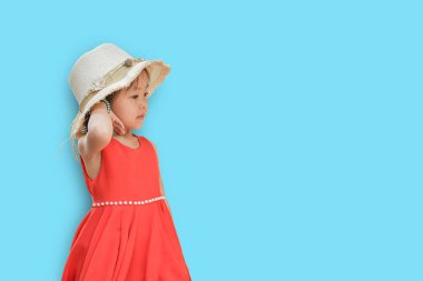 Kırmızı tişörtlü küçük kızlar ve mavi şapkalı küçük kızlar.