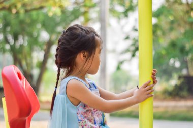 Küçük güzel bir kızın yakın plan portresi. yaz konsepti
