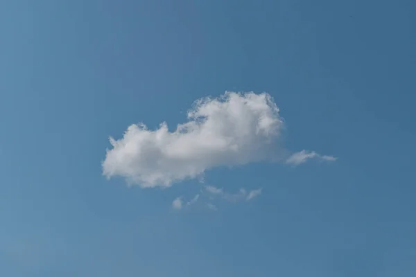 Einzelne Weiße Wolke Auf Blauem Himmel Hintergrund — Stockfoto