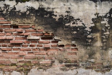 Eski tuğla duvar aşınmış..
