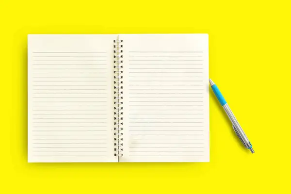Zápisník Pero Žlutém Pozadí Prostor Pro Kopírování Horního Pohledu — Stock fotografie
