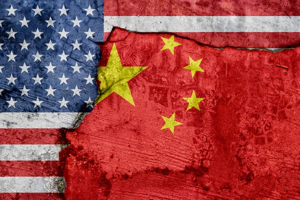 Flag of USA and China on cracked concrete wall background. — Stock Photo, Image