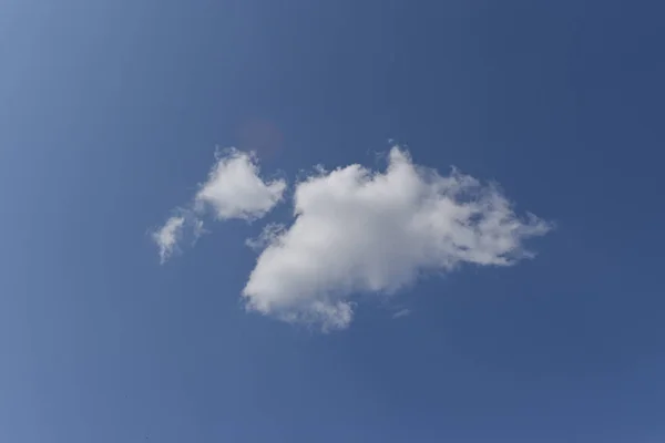 Nuage Blanc Unique Sur Fond Ciel Bleu — Photo