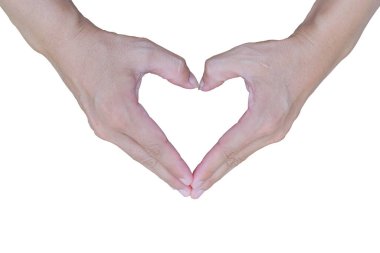 Beyaz arka planda izole edilmiş, erkek elleri tarafından yapılmış bir kalp şekli..