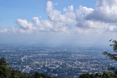 Şehir, dağın tepesindeki bir noktadan