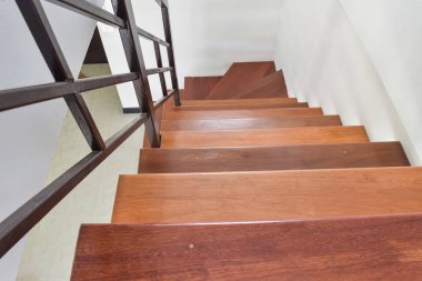 Kahverengi ahşap merdiven iç dekorasyon modern ev tarzı