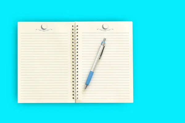 Cuaderno Pluma Sobre Fondo Azul Espacio Copia Vista Superior — Foto de Stock