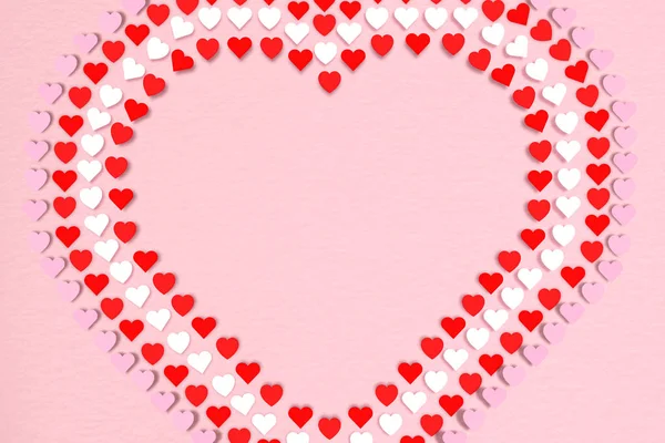 ピンクの紙の背景に赤い心 フラットレイアウト バレンタインデーのコンセプトのデザイン — ストック写真