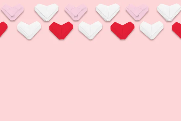 Corações Origami Papel Vermelho Branco Leigos Chatos Contexto Rosa Composição — Fotografia de Stock