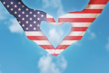 Ellerine kalp şeklinde Avustralya bayrağı.