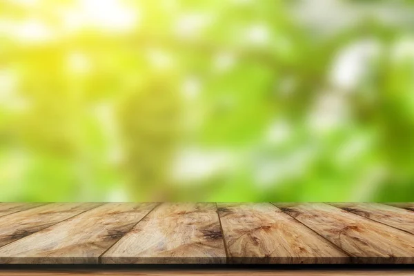 Pusty Drewniany Stół Zielonym Tle Natura Niewyraźne Wyświetlania Produktu — Zdjęcie stockowe