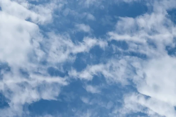 Weiße Wolke am Himmel blauer Hintergrund Natur Landschaft. — Stockfoto