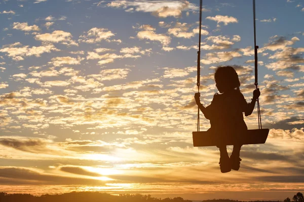 Silhouette Bambino Ragazza Swing Tramonto Sfondo — Foto Stock