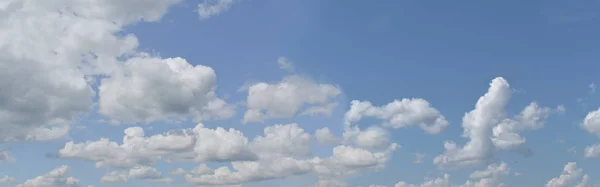 Panorâmica Azul Céu Fundo Com Nuvens Brancas — Fotografia de Stock