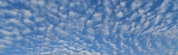 Blauwe Lucht Met Veel Kleine Wolken Panorama Beeld — Stockfoto