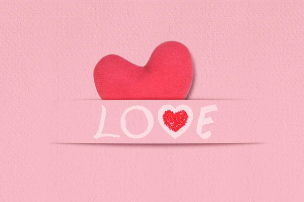 ピンクの紙の背景に言葉の愛と赤の心 手作りカードバレンタイン — ストック写真