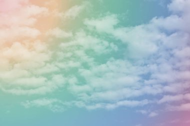 Güneş ışığı gökyüzünü yumuşak bir pastel renkle kaplıyor. Gökyüzü doğasının bulanık Cyan gradyanı.