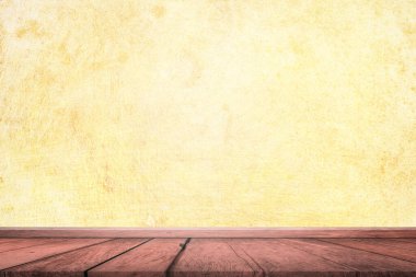 Açık sarı pastel arka planda ahşap zemin boş. Ürün görüntüleme ya da tasarım için.
