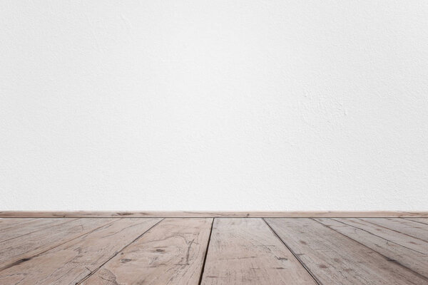 Пустой интерьер комнаты с белой текстурой цементной стены и коричневым деревянным узором пола. Концепция интерьера винтажного стиля