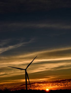Gün batımında siluet rüzgar türbinleri