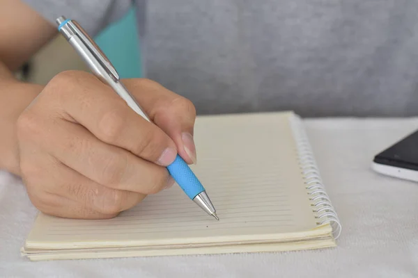 Primer Plano Mano Masculina Con Escritura Pluma Cuaderno —  Fotos de Stock