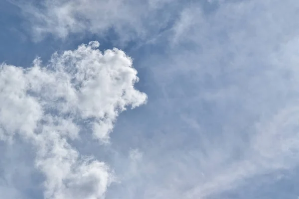 Schöne Weiße Wolken Mit Blauem Himmel Für Hintergrund Oder Tapete — Stockfoto