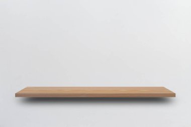Ön manzara boş ahşap raf ve gri duvar. Tasarım konsepti