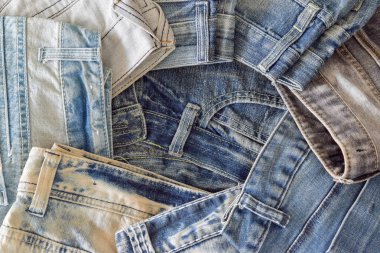 Üst görünüm mavi kot kumaş yığını, Denim arkaplan.