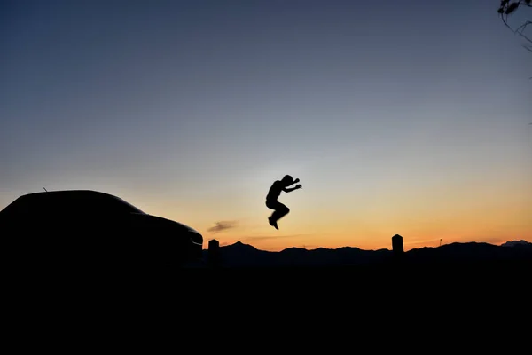 Silhouette Uomo Che Salta Tramonto Concetto Libertà Stile Vita — Foto Stock