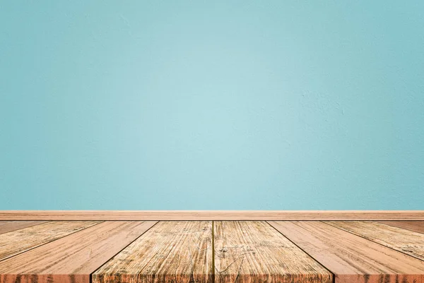 Açık mavi beton duvar desenli ve kahverengi ahşap zemin desenli boş bir iç oda. Konsept iç bağbozumu biçimi