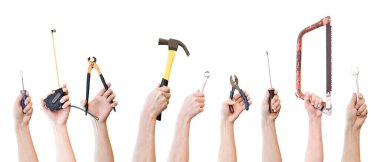 Eller beyaz arka planda izole edilmiş farklı mekanik aletleri tutuyor. kırpma yolu olan nesne.