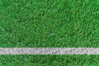 Yeşil futbol sahasında beyaz çizginin üst görüntüsü