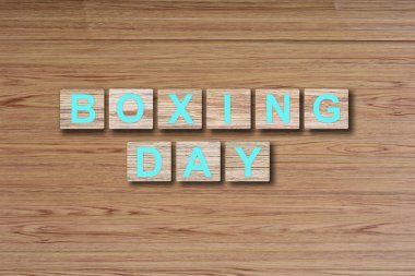 Kelime boks günü ahşap arka planda tahta küplerle oluşturuldu.