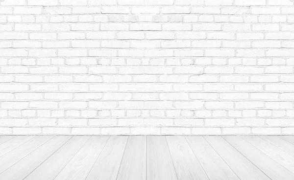Beyaz boş ahşap zemin, tuğla duvar zeminli. Stüdyo ya da ofis boşluğu.
